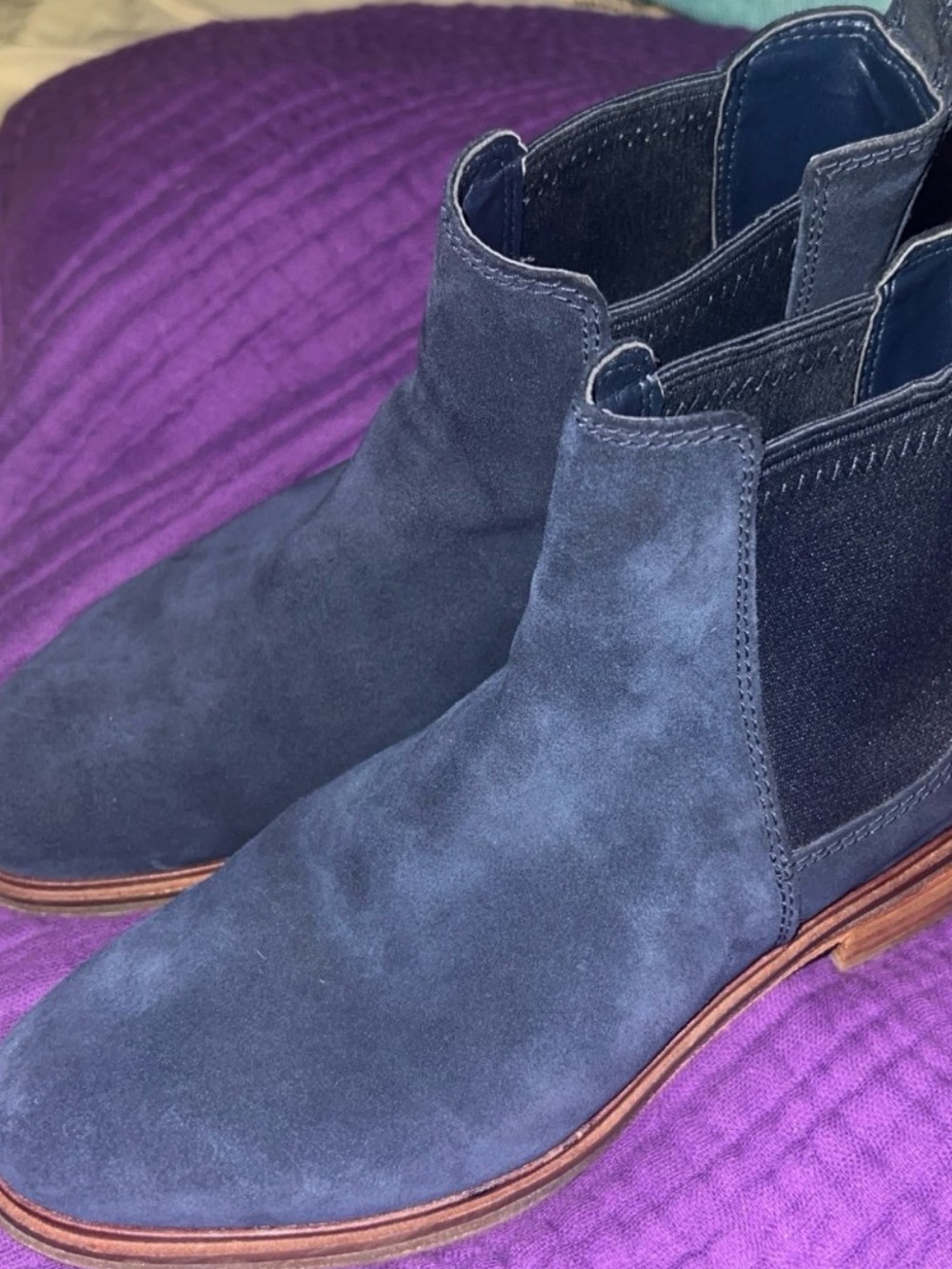 CLARKS WOMEN’S CLARKDALE ARLO CHELSEA ANKLE BOOT IN NAVY BLUE SUEDE//SIZE 7